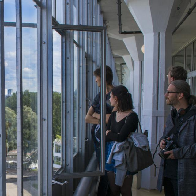 Bezoekers genieten in de Van Nellefabriek van het uitzicht Fotograaf Eva van der Craats - Bron Chabot Museum 