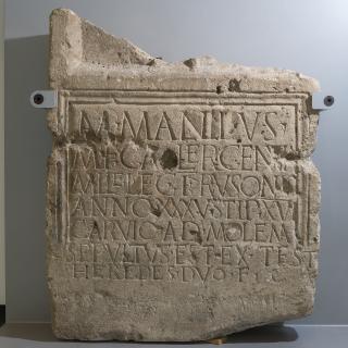 Grafsteen voor een Romeinse soldaat gevonden bij de Herwen te zien in Museum Het Valkhof