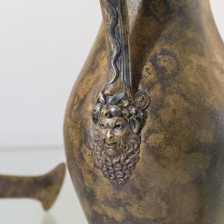 Fragment van een bronzen Romeinse kan gevonden bij de Herwen te zien in Museum Het Valkhof