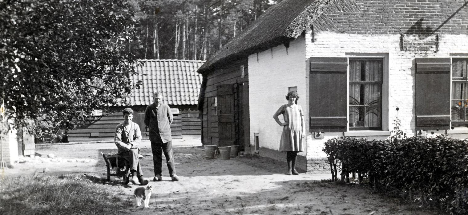 Foto: Koloniën van Weldadigheid Frederiksoord - Koloniewoning met bewoners rond 1930